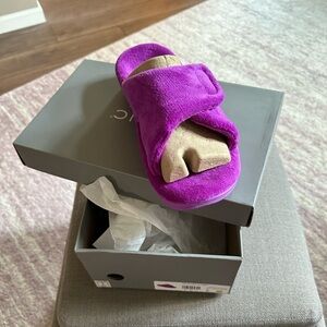 Vionic Relax slippers, size 8, new in box